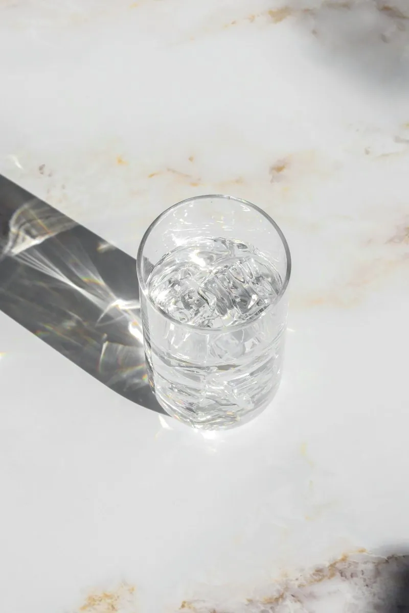 Ein Glas mit Eiswürfeln im Sonnenlicht