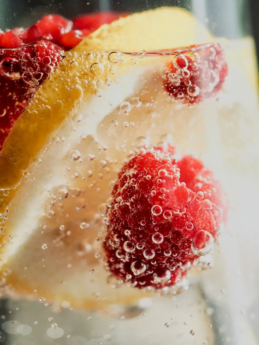 Sprudelwasser mit Himbeere und Zitrone, Nahaufnahme