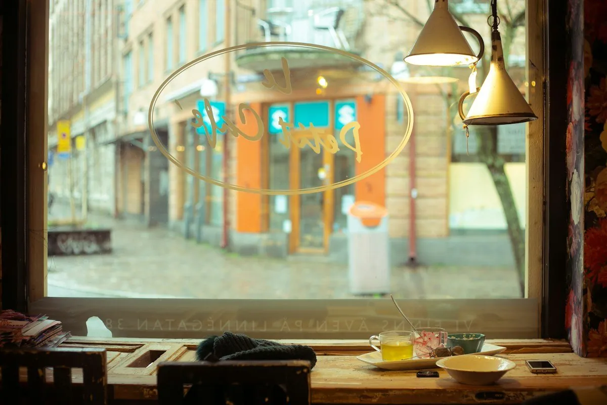 Blick aus einem Caféfenster auf eine nasse Straße