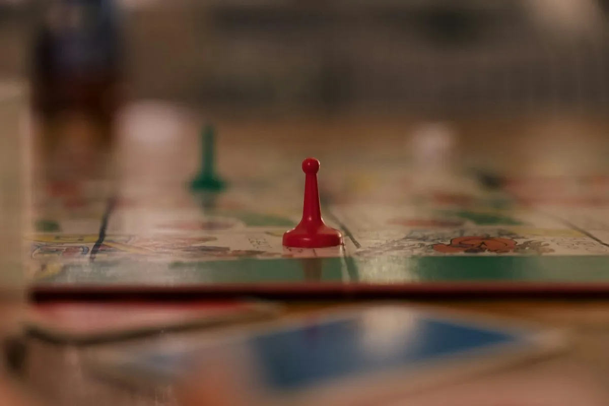 Zwei Spielfiguren auf einem Spielbrett, Nahaufnahme mit unscharfem Hintergrund